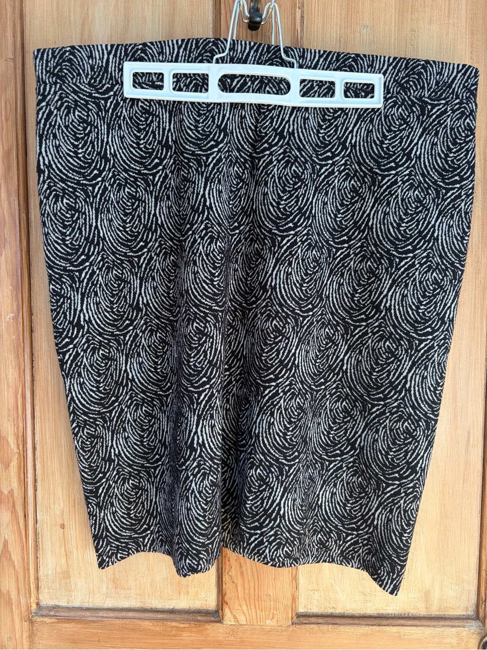 Women's Black & Gray Patterned Flat Front Skirt